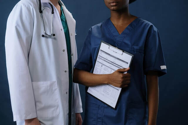 Pflegepersonal - Ein neues Personalbemessungsverfahren kommt | Quelle: cottonbro studio - Pexels